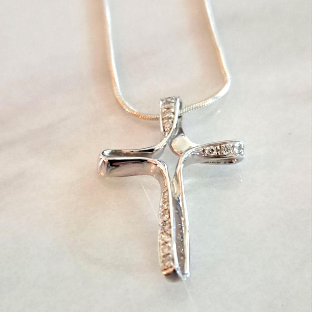 Silver 925 Silver Cross Pendant Necklace with Crystals.